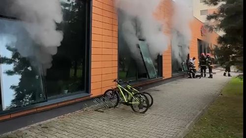 VIDEO Incendiu cu degajări mari de fum izbucnit la subsolul unui ansambul de blocuri din Capitală / 45 de persoane au fost evacuate / O persoană cu arsuri primește îngrijiri medicale / Autoritățile au emis mesaj RO-Alert pentru avertizarea populației