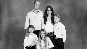 Cum arată felicitările de Crăciun ale Familiei Regale britanice / Prinţul şi Prinţesa de Wales au preferat o fotografie alb-negru, iar Kate poartă blugi