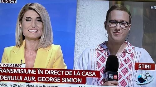 Mai mulți ziariști care transmit informații de la nunta lui George Simion s-au îmbrăcat în ie, ”uniforma oficială” a evenimentului / Dan Diaconescu, condamnat pentru șantaj, a fost martor la cununia civilă