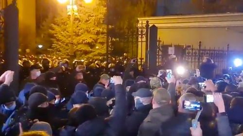 VIDEO Ciocniri între protestatari și poliție în fața sediului Președinției din Ucraina / Manifestația marchează aniversarea Euromaidanului