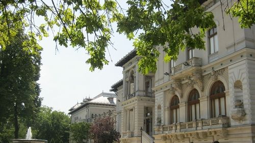 Preşedintele Klaus Iohannis a decorat Muzeul Naţional Cotroceni cu Ordinul ”Meritul Cultural”, în grad de Cavaler, cu ocazia aniversării a 30 de ani de la înfiinţare