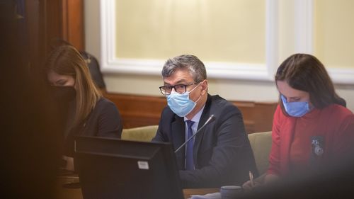 Ministrul energiei, Virgil Popescu, anunță că a fost depistat pozitiv: Am o formă ușoară, sunt izolat la domiciliu și iau tratamentul prescris de medici