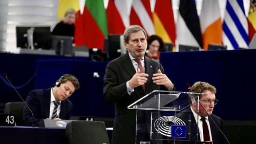 Comisarul european pentru buget, Johannes Hahn, acuzat că a acceptat lobby din partea unei firme la care are acțiuni