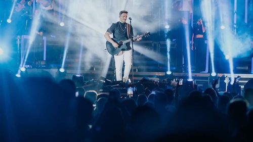 Începe Festivalul pop-simfonic "Unforgettable", în Piaţa Constituţiei / Nikos Vertis - pe scenă în prima seară