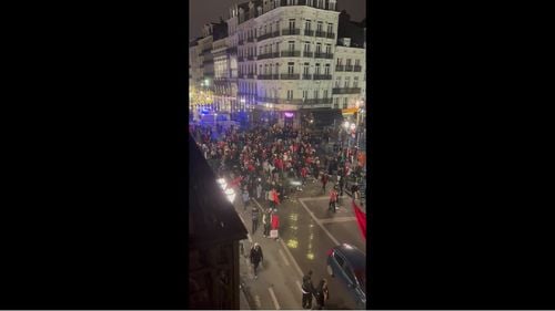 VIDEO Marocanii au sărbătorit pe străzile din Belgia, Franţa şi Ţările de Jos calificarea în semifinalele Cupei Mondiale. Au fost înregistrate şi incidente