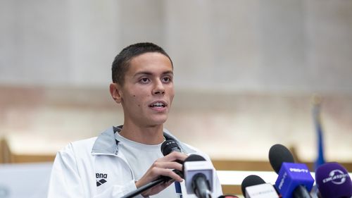 David Popovici a revenit în ţară după Mondiale: “Mult mai mândru decât de medalii sunt de faptul că deşi am fost aproape de a renunţa am găsit puterea să continui” / De ce nu a vrut la Salonul Oficial / “Ştiţi ce iubesc la înot?”