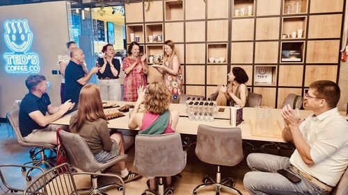 Exclusiv | Fericire într-o ceașcă: Cum a ajuns o tânără diagnosticată cu cancer să schimbe lumea animalelor abandonate (VIDEO)