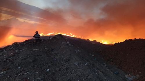 Foc periculos lângă magistrala de gaz în Bistrița / Femeie amendată cu 30.000 de lei pentru incendierea deșeurilor