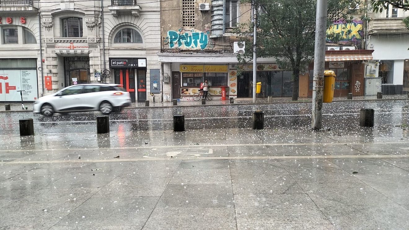 UPDATE Furtună în București: Nicușor Dan anunță că situația ”este sub control/ Mai multe linii de tramvai și troleibuz au fost blocate. Patru copaci rupți si 13 subsoluri inundate/ Bucureștenii au primit două avertizări RO-Alert