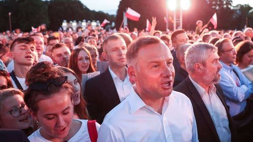Andrzej Duda a ieșit pe primul loc în turul întâi al prezidenţialelor din Polonia. Îl va înfrunta în turul doi pe primarul Varșoviei, candidatul opoziției, creditat de experți cu șanse să câștige