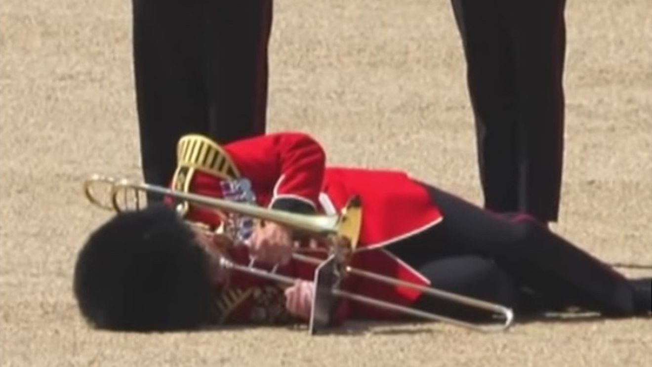 VIDEO Mai multe gărzi regale britanice au leșinat din cauza căldurii în timpul unei ceremonii / Prințul William: ”Condiții dificile, dar cu toții ați făcut o treabă foarte bună”