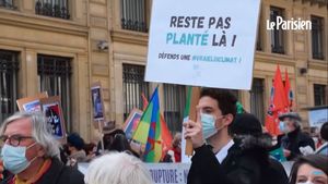 Peste 100.000 de francezi au manifestat pentru o îmbunătățire a proiectului de lege privind clima, în ajunul dezbaterii sale în Parlament