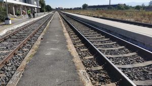 Prima investiție la Gara Făgăraș, după 100 de ani / Călătorii pot urca mai ușor în tren după ce peronul a fost înălțat cu 30 cm / ”Au fost dislocați 10 angajați din toată regionala pentru lucrările din gară”