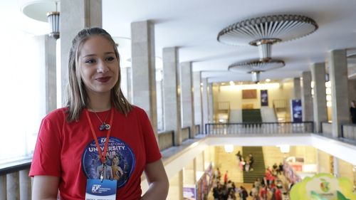 VIDEO Student în România: Pasionată de chimie, Andrada este în anul I la Facultatea de Farmacie din București / Ce a determinat-o să rămână în țară și pentru cât timp