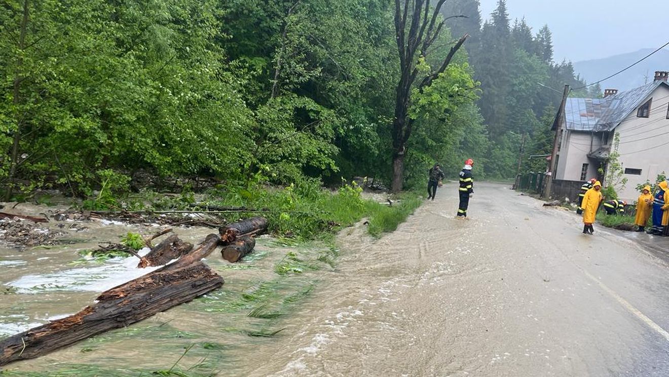 METEO Hidrologii au extins Codul roşu de inundaţii pentru judeţe din Transilvania, Moldova şi Muntenia / De asemenea, au fost actualizate şi codurile galben şi portocaliu/ Viituri, creşteri de debite şi niveluri pe unele râuri, depăşiri ale cotelor de apărare