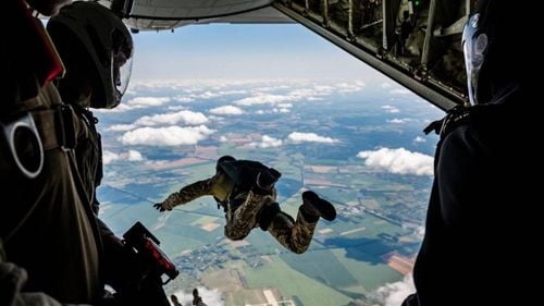 Un parașutist militar a murit într-un exercițiu pe Aerodromul din Boboc. Parașutistului nu i s-a desfăcut parașuta - surse