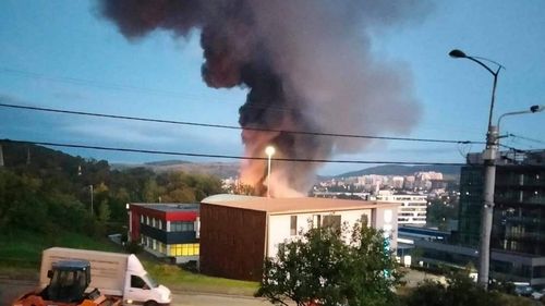 VIDEO UPDATE Incendiu puternic într-un parc industrial din Cluj-Napoca, la o hală cu materiale chimice/ A fost emisă avertizare RoAlert