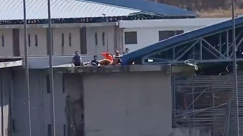 Ecuador: Peste 100 de morți în urma unei încăierări generale într-o închisoare / Cel puțin cinci deținuți au fost decapitați, iar mulți au fost împușcați / Războiul dintre cartelurile de droguri mexicane s-a mutat în închisorile din Ecuador