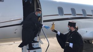 FOTO Lumina Învierii a fost preluată de la Ierusalim și va ajunge în București la ora 18:15/ Credincioșii nu pot participa la slujba de Înviere, dar vor primi Lumină acasă, de la preoți și voluntari