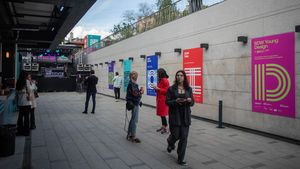 Spectacole şi expoziţii, în programul din weekend, ce se extinde pe străzile Piaţa Amzei şi Christian Tell