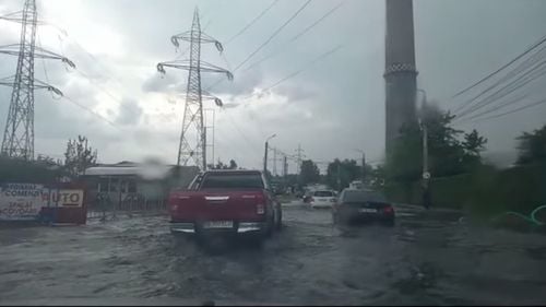 O intersecție din Botoșani a fost inundată în urma ploilor torențiale
