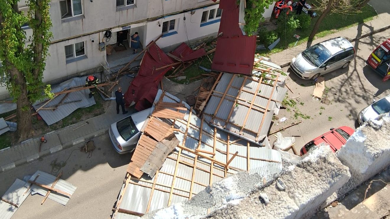 GALERIE FOTO Două persoane, lovite de copaci și acoperișuri smulse de vânt în Iași și Vaslui