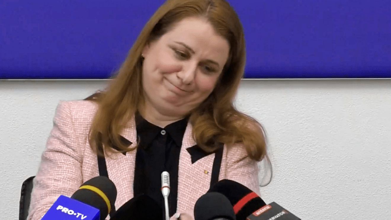 Ministra Educației, liberala Ligia Deca, le-ar fi interzis profesorilor care coordonează loturile de elevi olimpici internațional să transmită informații presei, înainte să publice aceasta veștile despre olimpicii medaliați – surse