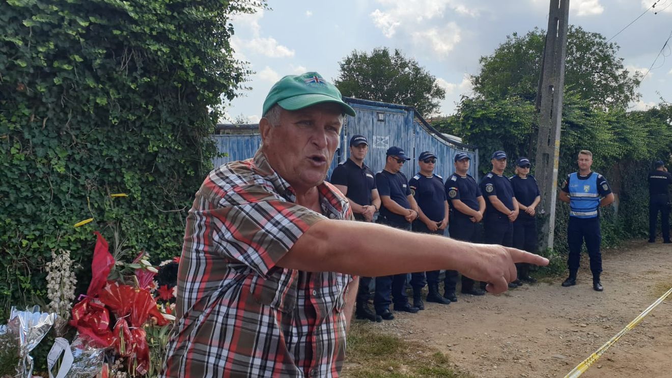 FOTO Jandarmii păzesc casa lui Gheorghe Dincă pentru ca familia Luizei să nu intre. Oamenii spun că autoritățile nu comunică deloc cu ei
