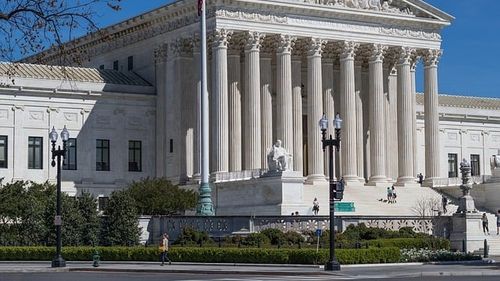 Trump se gândeşte la un ”plan B” în cazul în care Curtea Supremă a SUA îi invalidează taxele vamale. Guvernul său se teme că va fi obligat să restituie sumele încasate şi că va pierde o pârghie de presiune asupra restului lumii