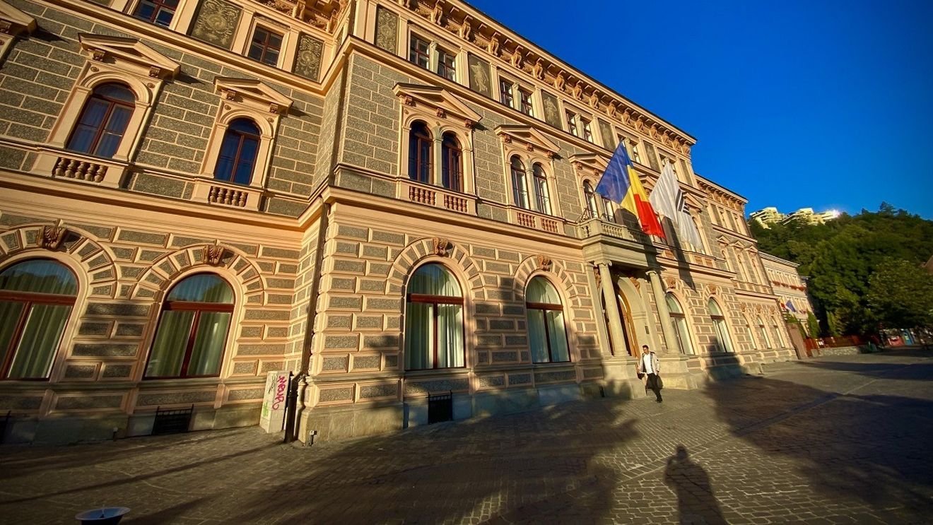 Nemulţumire în rândul studenţilor Universităţii Transilvania din Braşov, în urma unei decizii privind prezenţa obligatorie la cursuri / Tinerii se pregătesc de protest