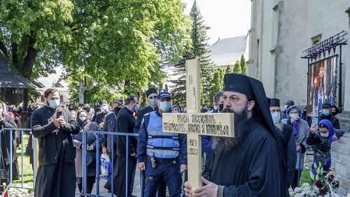 GALERIE FOTO/VIDEO Sute de oameni au participat la funeraliile lui ÎPS Pimen, care a murit de Covid-19. Zeci de preoți în frunte cu trei episcopi au ținut slujba de înmormântare