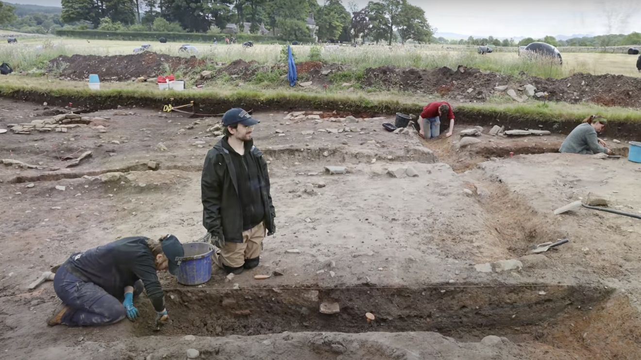 Pantofi cu mărimea 49, care datează din epoca romană, îi intrigă pe arheologii din Anglia