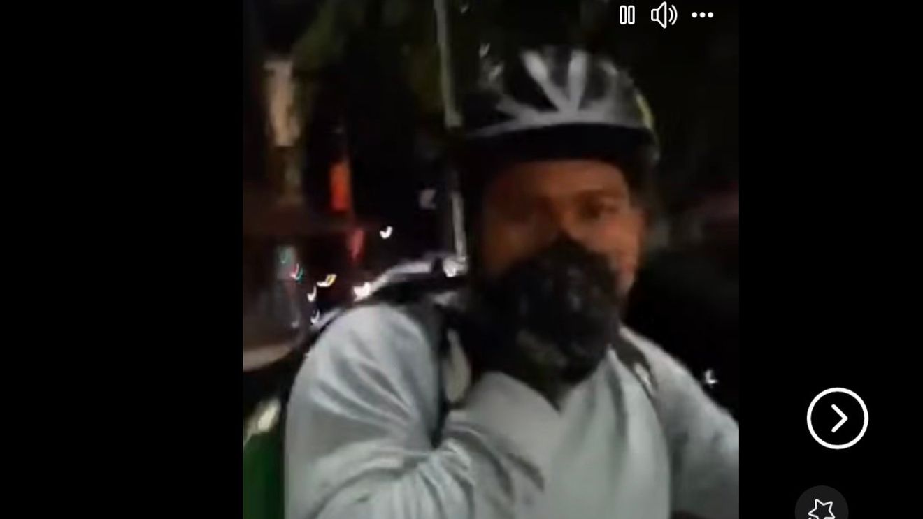 VIDEO Un livrator străin, luat la bătaie pe stradă în România: „Mergi în țara ta” / Un polițist aflat în timpul liber a intervenit și l-a imobilizat pe atacator