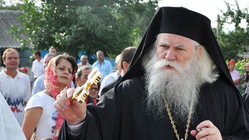 ÎPS Calinic îi roagă pe credincioși să păstreze distanța socială și să poarte masca de protecție în toate bisericile și mănăstirile