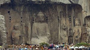 O echipă de arheologi din China a descoperit resturi de aur, argint și cristale colorate pe celebrele statui din Grotele Longmen