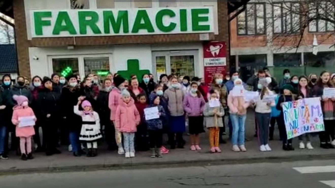 VIDEO Proteste în fața unor școli din județul Suceava / Elevi și părinți cer să se facă școală în prezență / Profesor: ”Eu nu pot să îi determin pe colegii mei să se vaccineze, să ajungem la un procent de 60%”