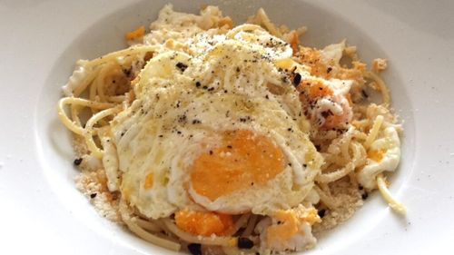Spaghetti alla poverella, o rețetă care te face să uiți de carbonara. Ultrarapidă, cu mai puține calorii și mai economică