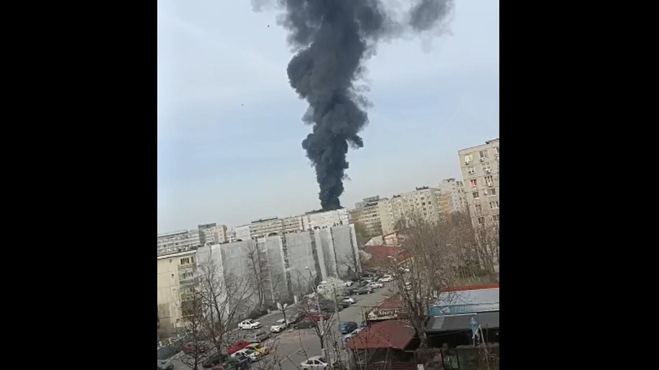 Incendiu puternic la terasa unui bloc din cartierul Rahova din București, cu degajare mare de fum