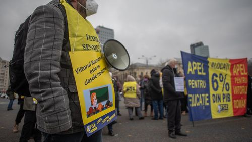 Sindicatele profesorilor amenință cu greva generală, ca reacție la declarațiile ministrului Ligia Deca de eliminare a salarizării din proiectul legii educației