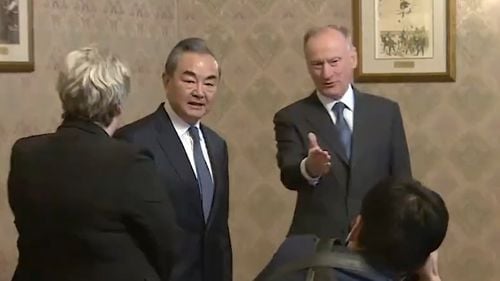 Discuție între „tovarășii” Wang Yi și Nikolai Patrușev, la Moscova: China transmite că relația cu Rusia este "solidă ca o stâncă" și va rezista oricărui test
