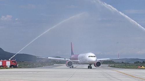Wizz Air a început cursele regulate de pe Aeroportul Brașov / Primul zbor al companiei a fost întâmpinat cu tunuri cu apă / S-a ajuns la un trafic de 1.000 de pasageri pe zi