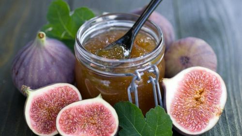Trei idei delicioase de mic dejun cu smochine: de la toast de brânză de capră cu smochine proaspete la terci de ovăz cu smochine caramelizate