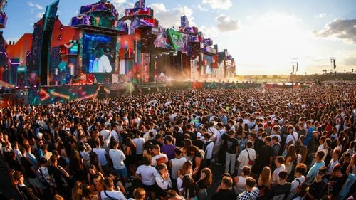 OPINIE Fenomenul „Beach, Please”: Oglinda unei generații cu calități și păcate, așa cum sunt tinerii dintotdeauna