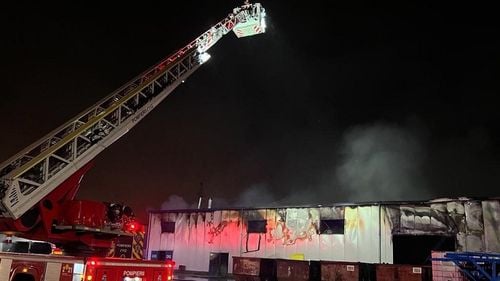 Incendiu la o hală unde se vopsesc piese pentru mașini / Au fost mobilizați peste 70 de pompieri / Angajații s-au autoevacuat, nu sunt victime