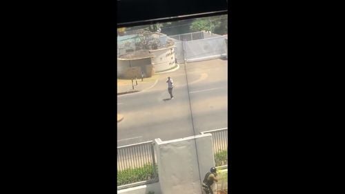 VIDEO Un bărbat înarmat a ucis trei polițiști și un bodyguard lângă ambasada Franței din Tanzania / Atacatorul a murit și el în schimbul de focuri