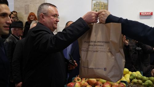 Nicolae Ciucă a inaugurat piaţa agroalimentară din Şimleu Silvaniei: a cumpărat ceapă şi mere