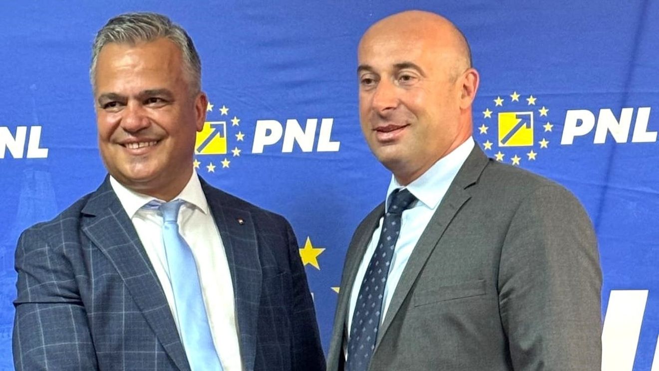 Prefectul de Brașov, Cătălin Văsii, a preluat conducerea filialei PNL / Adrian Veştea a fost ales prim-vicepreşedinte al partidului la nivel naţional