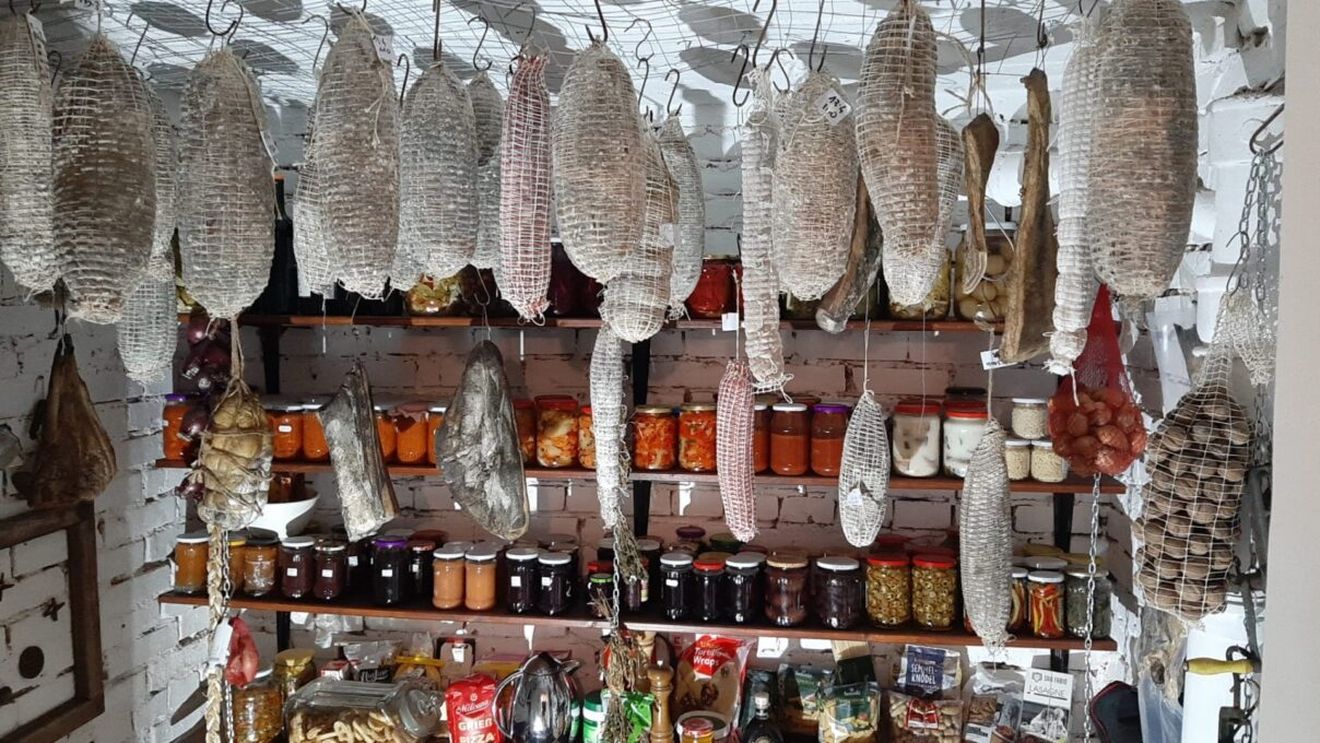 Salamul de Sibiu va ajunge în acest an pe piaţa din SUA / Povestea acestui produs emblematic, într-o carte-document