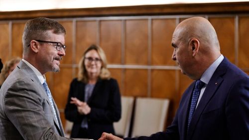 Premierul Bolojan s-a întâlnit cu reprezentantul SUA la București și conducerea Camerei de Comerț Americane. Mediul de afaceri a cerut reforme structurale rapide