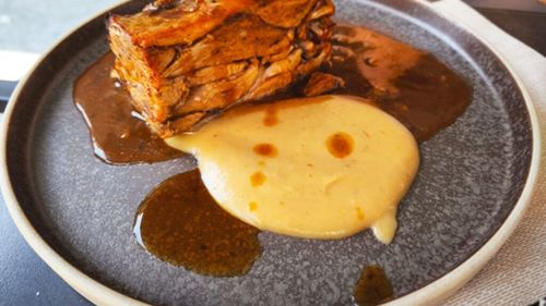 VIDEO | De la Sarmale la Tapas | Miel cu cartofi la cuptor, gătit la foc lent – Ternasco de Aragón/ Istoria, originea și rețeta tradițională a acestui preparat emblematic local/ Chef Joan Pau: „Mâncarea bună are nevoie de timp și răbdare”